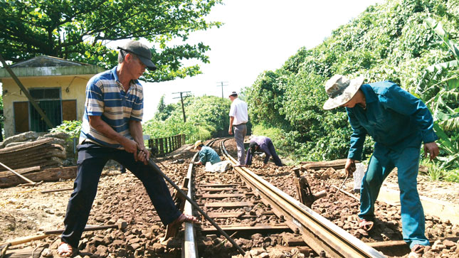 Công nhân Cung cầu đường Hải Vân 1 đang thực hiện thay đường ray.