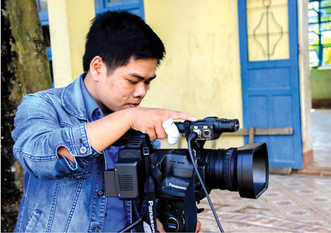 Sau khi ra trường, Đoàn Xuân Sơn tự học thêm kỹ năng quay phim, chụp ảnh với mong muốn trở thành một phóng viên đa năng. (Ảnh: Nhân vật cung cấp)