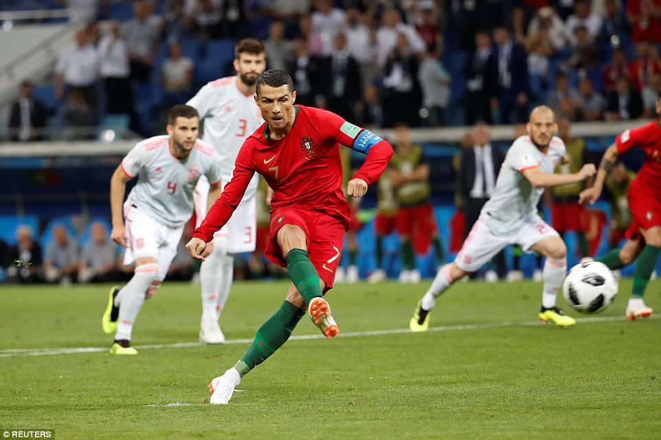 Ronaldo lập công cho Bồ Đào Nha từ một quả penalty. Ảnh: Reuters