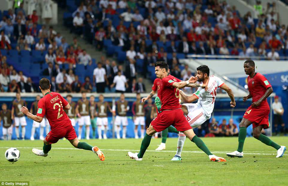 Diego Costa mở ra cuộc rượt đuổi bằng bàn thắng cân bằng tỉ số 1-1 cho Tây Ban Nha ở 