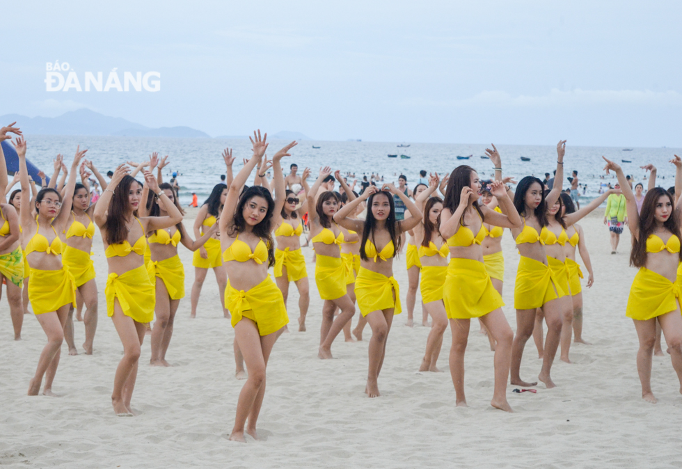 Màn đồng diễn flashmob bikini với sự tham gia của 150 bạn trẻ với thông điệp 