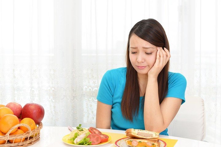 Rối loạn ăn uống: Nếu bạn quá chú ý về những gì bạn ăn, ăn bao nhiêu, nó ảnh hưởng đến trọng lượng của bạn thế nào, kiểm tra cân nặng mỗi ngày... sẽ dẫn đến một rối loạn ăn uống. Điều này có thể dẫn việc bạn ăn thức ăn ít dinh dưỡng và có hại cho sức khoẻ.