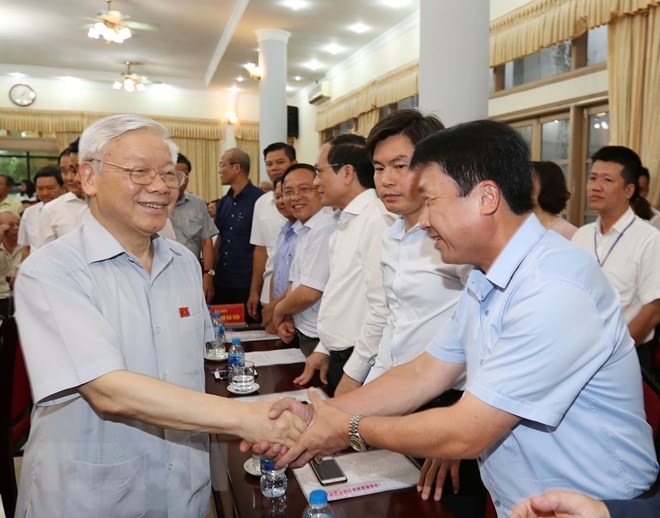 Tổng Bí thư Nguyễn Phú Trọng tiếp xúc cử tri quận Cầu Giấy. (Ảnh: Trí Dũng/TTXVN)
