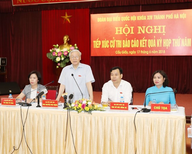 Tổng Bí thư Nguyễn Phú Trọng phát biểu tại buổi tiếp xúc cử tri quận Cầu Giấy. (Ảnh: Trí Dũng/TTXVN)