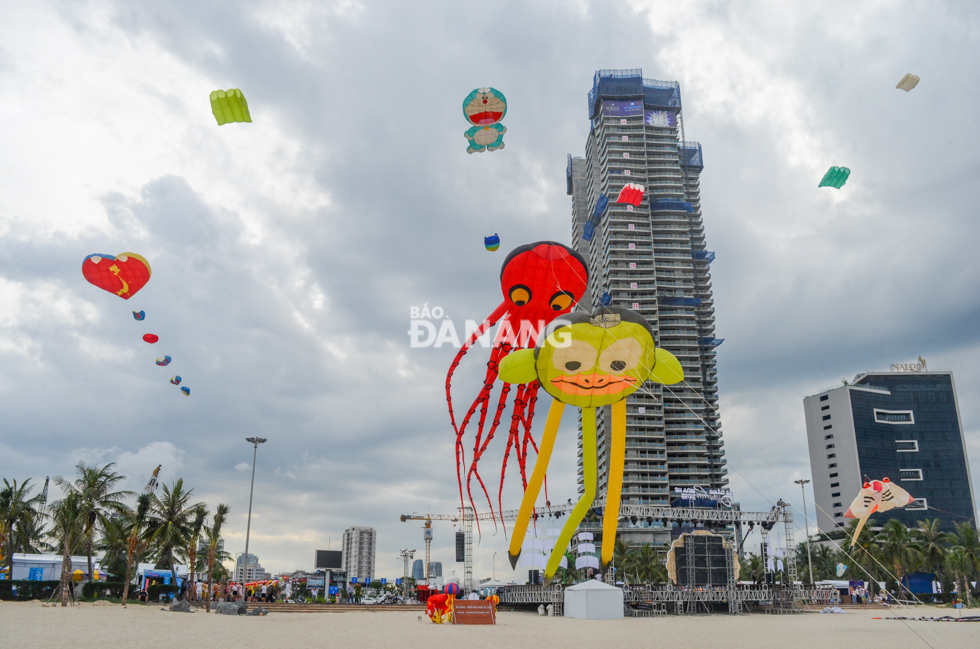 Kite arts performances at the East Sea Park