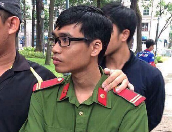 Trước đó, sáng 16/6, Công an TPHCM đã tạm giữ Nguyễn Hồng Thái - ảnh (SN 1985) để điều tra động cơ, mục đích đối tượng này mặc sắc phục cảnh sát trà trộn vào nhóm tụ tập đông người tại công viên Tao Đàn, TPHCM. 