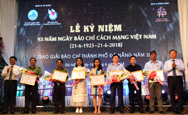 Municipal Party Committee Deputy Secretary Vo Cong Tri, (1st left) and Vice Chairman Tuan (1st, right) honouring the first prize- winners