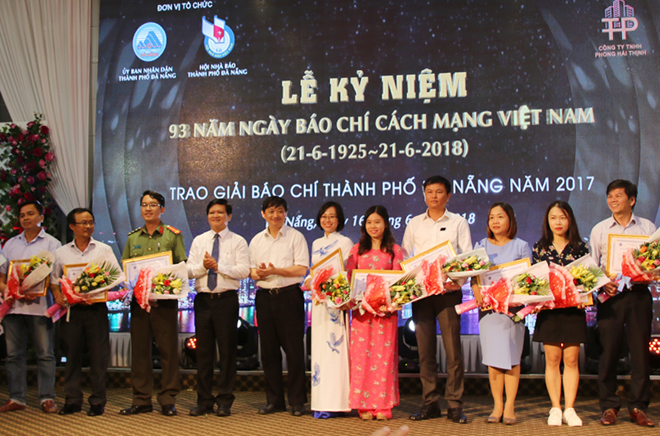  People’s Council Vice Chairman Nguyen Nho Trung (4th, left) and Head of the municipal Department of Publicity and Training Dang Viet Dung (5th left) honouring the second prize- winners