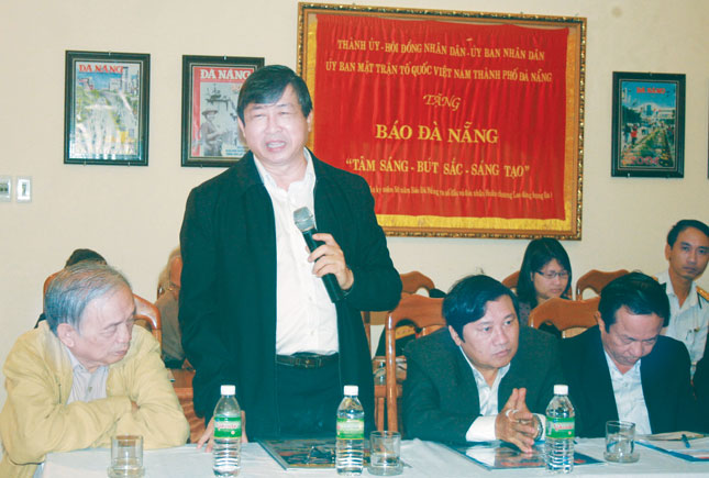 Từ trái sang: Ông Nguyễn Đình An, ông Bùi Văn Tiếng và ông Huỳnh Văn Hoa tại một hội nghị cộng tác viên Báo Đà Nẵng.Ảnh: HOÀNG HIỆP 