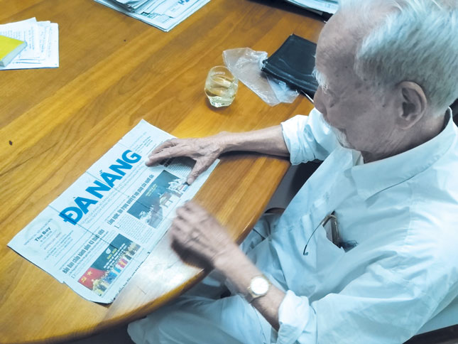 Một bạn đọc 99 tuổi đến gửi đơn kiến nghị tại Báo Đà Nẵng. Ảnh: TRỌNG HUY 