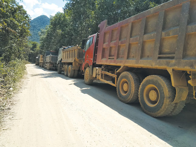 Đoàn xe tải trọng lớn phục vụ thi công dự án đường Hồ Chí Minh (đoạn La Sơn - Túy Loan) dừng trên đường kéo dài khoảng 2km do bị người dân chặn lại tại khu vực thôn Nam Mỹ, xã Hòa Bắc, huyện Hòa Vang. 