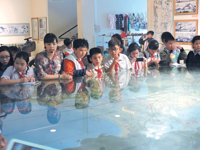 Các em học sinh thuộc Câu lạc bộ Phóng viên nhỏ của Trường TH Huỳnh Ngọc Huệ học cách lấy thông tin tại Bảo tàng Đà Nẵng vào ngày 1-3-2018. (Ảnh do nhà trường cung cấp)