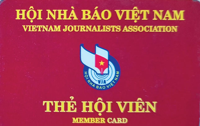 Thẻ nhà báo do Nước CHXHCN Việt Nam (Bộ Thông tin và Truyền thông đại diện) cấp, Thẻ hội viên do Hội Nhà báo Việt Nam cấp. Ảnh: V.T.L