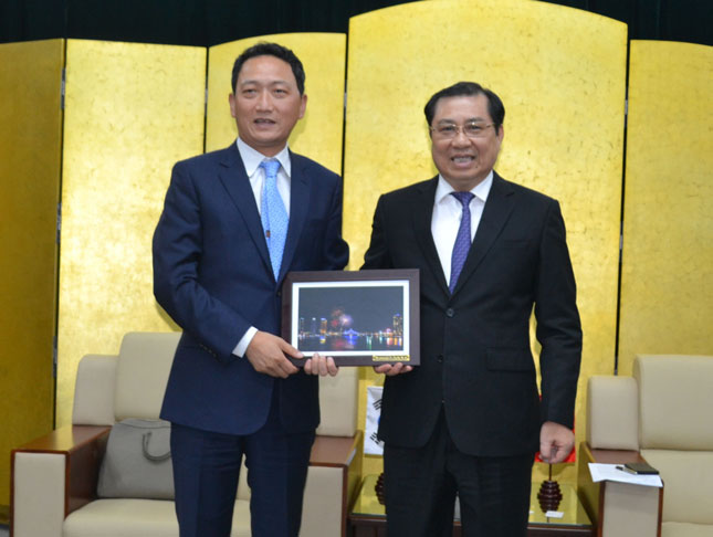 Chairman Tho (right) presenting a momento to his South Korean guest