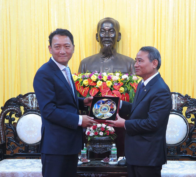 South Korean Ambassador to Viet Nam Kim Do Hyon (left) and Da Nang Party Committee Secretary Truong Quang Nghia