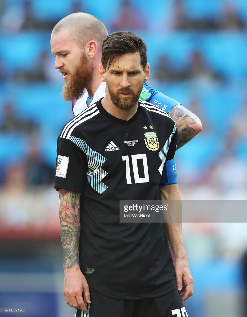 Messi (áo xanh) từng bất lực trước một Iceland đầy tự tin trong ngày ra quân. Ảnh: GETTY IMAGES