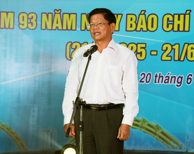 Party Committee Deputy Secretary Vo Cong Tri addressing the get-together