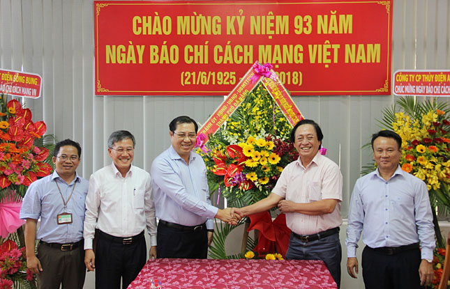 People’s Committee Chairman Huynh Duc Tho (3rd, left) extending his wishes to representatives from the city-based VTV8 on their special day