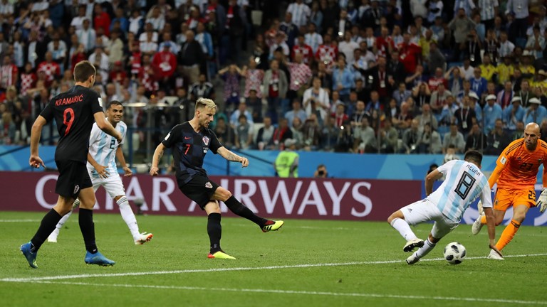 Rakitic (đang sút bóng) ấn định chiến thắng 3-0 cho Croatia, đồng thời, khiến Argentina đối mặt với nguy cơ bị loại từ vòng bảng.Ảnh: FIFA