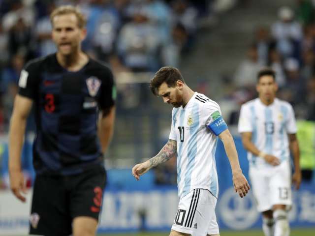 Messi không giấu được sự thất vọng sau thất bại quá nặng trước Croatia. Ảnh: AP