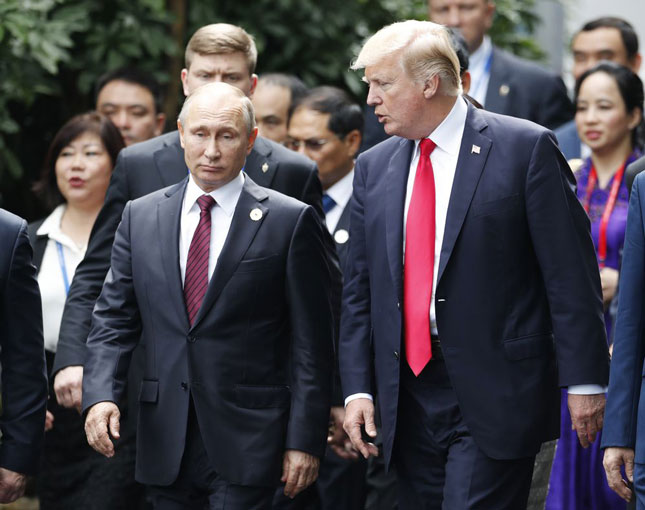 Mỹ và Nga đang sắp xếp cuộc gặp giữa Tổng thống Vladimir Putin (trái) và người đồng cấp Donald Trump.  Ảnh: AFP/Getty Images