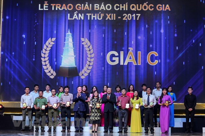 Lễ trao Giải Báo chí quốc gia lần thứ 12 (năm 2017) đã chính thức diễn ra tối 21/6 tại Hà Nội nhân kỷ niệm 93 năm Ngày Báo chí cách mạng Việt Nam (21/6/1925-21/6/2018). (Ảnh: Minh Sơn/Vietnam+)