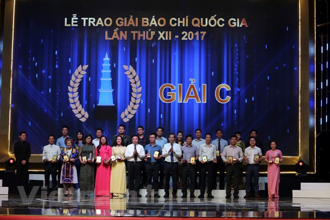 Các tác giả đoạt giải C Giải Báo chí quốc gia 2017. (Ảnh: Minh Sơn/Vietnam+)