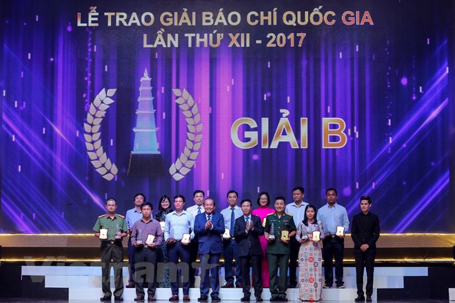 Ban tổ chức đã vinh danh các phóng viên, nhà báo giành giải B Giải Báo chí quốc gia 2017. (Ảnh: Minh Sơn/Vietnam+)