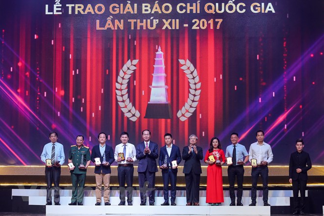 8 giải A đã được trao cho các các giả, nhóm tác giả có các tác phẩm báo chí xuất sắc nhất năm 2017. (Ảnh: Minh Sơn/Vietnam+)