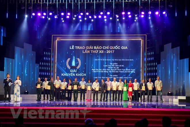 Các tác giả đoạt giải Khuyến khích của Giải Báo chí quốc gia 2017. (Ảnh: Minh Sơn/Vietnam+)