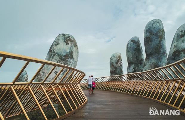 At a height of over 1,400m above sea level, the 150m-long bridge features 8 spans, which looks like a strip of silk across the sky.