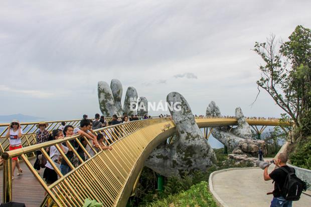 The bridge enables visitors to enjoy stunning panoramic views of majestic scenery of the Ba Na Hills Resort from above.