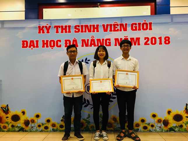 Bảo Trâm (giữa) đoạt giải nhất môn Giải phẫu học tại cuộc thi SV giỏi ĐH Đà Nẵng năm 2018.
