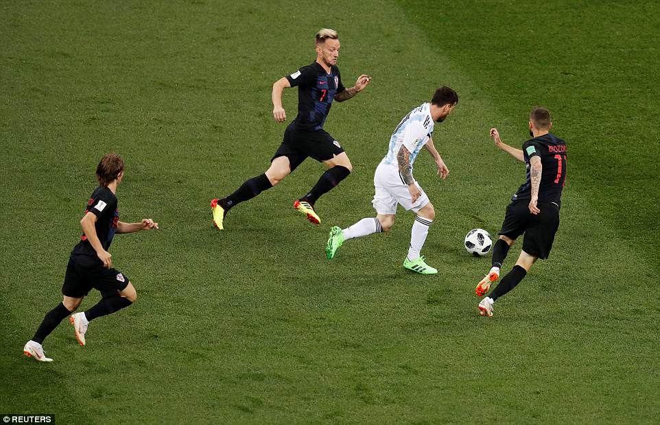 Messi bị phong tỏa giữa vòng vây các cầu thủ Croatia. Ảnh: Reuters