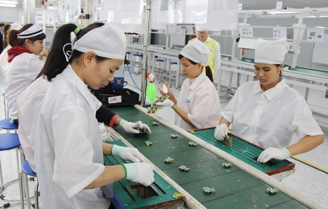 Producing mobile phone components at a Korean-invested company in Vietnam (Source: VNA)