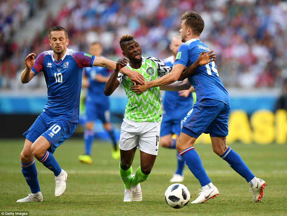 Nigeria (áo xanh lá cây) đã “lột xác” khi bước vào hiệp 2 trước Iceland (áo quần xanh). Ảnh: GETTY IMAGES