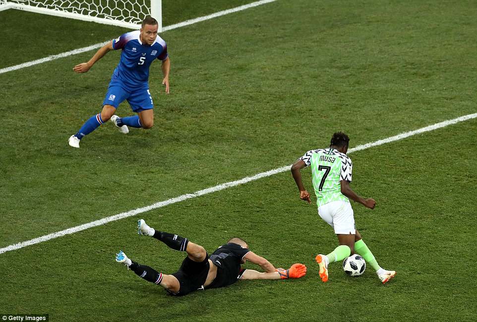 Pha “độc diễn” của Musa trước hàng thủ Iceland trước khi nâng tỷ số lên 2-0 cho Niegeria. Ảnh: GETTY IMAGES