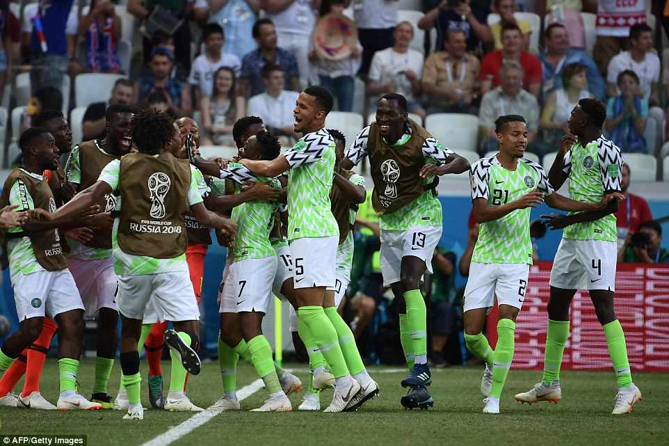 Niềm vui chiến thắng của Nigeria sau khi đánh bại Iceland 2-0. Ảnh: AFP