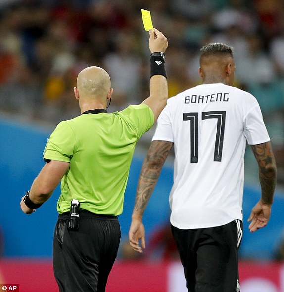 Tấm thẻ vàng thứ 2 của Boateng như nhấn chìm toàn bộ hy vọng của Mannschaft. Ảnh: AP