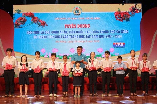 The Da Nang Confederation of Labour grants scholarships to local students on June 23 (Phôt: laodong.vn)