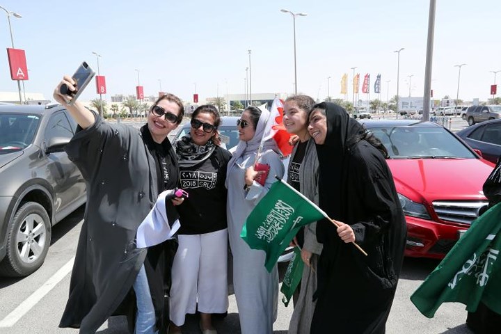 Các phụ nữ Saudi và Bahrain cùng chụp ảnh selfie ăn mừng việc nhà nước Saudi Arabia chính thức xóa bỏ lệnh cấm nữ giới lái xe từ ngày 24/6.