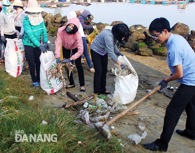 Thu gom rác thải nhựa do sóng biển tấp vào bờ vịnh Mân Quang và bờ tây âu thuyền Thọ Quang.