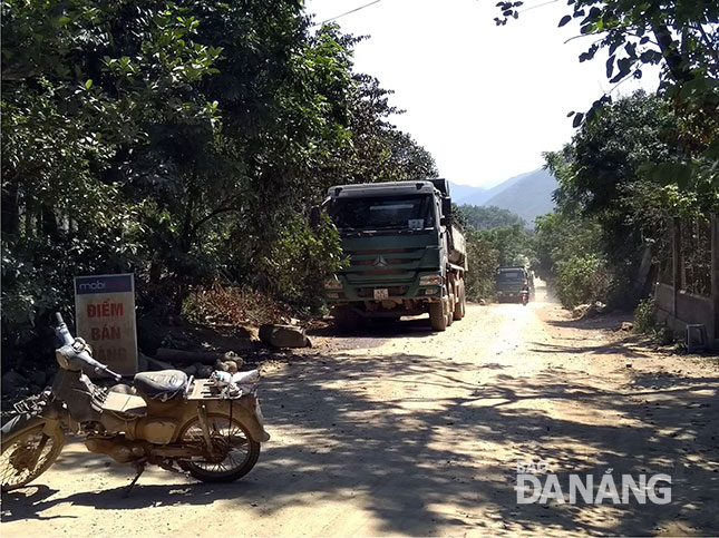 Người dân thôn Nam Yên, xã Hòa Bắc bức xúc chặn xe thi công dự án đường Hồ Chí Minh (đoạn La Sơn - Túy Loan) vì không tưới nước trên đường. Ảnh: TRỌNG HUY