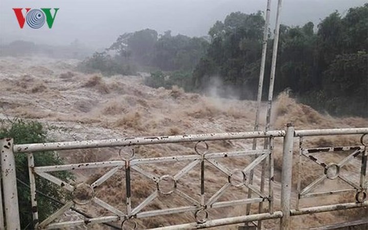 Tính đến 9h ngày 26/6, mưa lũ tại các tỉnh miền núi phía Bắc đã khiến 15 người thiệt mạng, 11 người bị thương. Hà Giang và Lai Châu là 2 tỉnh chịu thiệt hại nặng nề nhất. 