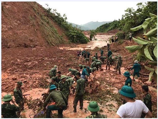 CBCS Bộ Chỉ huy Quân sự tỉnh tìm kiếm nạn nhân mất tích do đất đá vùi lấp tại xã Noong Hẻo, huyện Sìn Hồ, Lai Châu (Ảnh: Báo Lai Châu)
