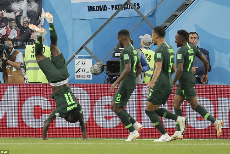 Niềm vui của các cầu thủ Nigeria sau bàn gỡ hòa của Moses, họ đã thi đấu rất kiên cường trước đại diện mạnh đến từ Nam Mỹ.