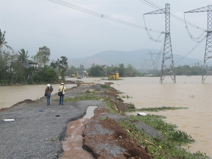 Floods isolate an area in suburban Đà Nẵng. The coastal central region of Việt Nam is vulnerable to climate change. — VNS Photo Công Thành Read more at http://vietnamnews.vn/society/450536/gef-eyes-on-implementation-of-proposal-projects.html#Ksd9oX9Q1uBTI17e.99
