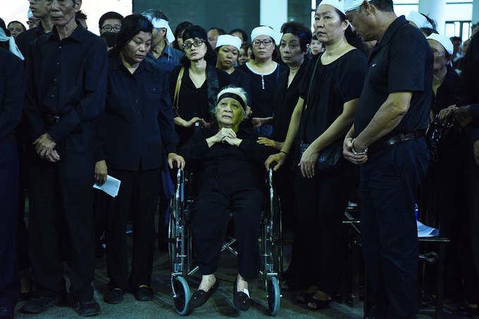 Bà Hoàng Như Lan, phu nhân giáo sư ngồi xe lăn tại lễ tang. Khi bà ốm, giáo sư Phan Huy Lê là người ở bên cạnh ân cần chăm sóc.