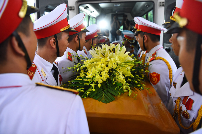 Lễ di quan bắt đầu lúc 10h30 cùng ngày. Thi hài giáo sư Phan Huy Lê được an táng tại nghĩa trang Vĩnh Hằng, Hà Nội. Trong lời cảm ơn sau cùng, con gái giáo sư Phan Huy Lê là bà Phan Phương Thảo chia sẻ: “Trải qua bao thăng trầm cuộc đời, bố vẫn giữ được tấm lòng bao dung, điềm tĩnh, khẳng khái. Bố vẫn luôn giữ triết lý, sự thật là chân lý cao nhất. Bố đã sống cuộc đời tận hiến dành trọn tâm sức cho lịch sử đất nước”.