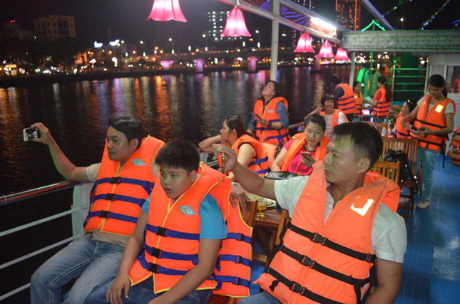 Xem pháo hoa trên du thuyền ở sông Hàn cũng là lựa chọn của nhiều du khách.  Ảnh: KHÁNH HÒA